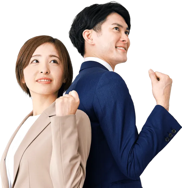 転職への意欲を示すビジネスマンとビジネスウーマン。ネイビーのスーツを着た男性とベージュのジャケットを着た女性が背中合わせで拳を上げ、前向きな表情で上を見上げている様子