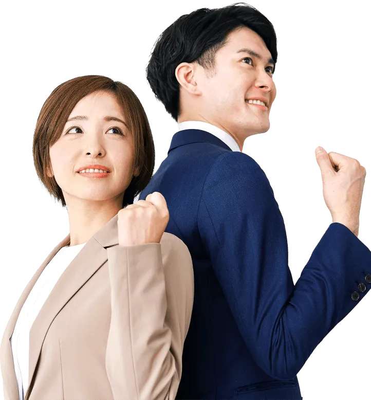 転職への意欲を示すビジネスマンとビジネスウーマン。ネイビーのスーツを着た男性とベージュのジャケットを着た女性が背中合わせで拳を上げ、前向きな表情で上を見上げている様子